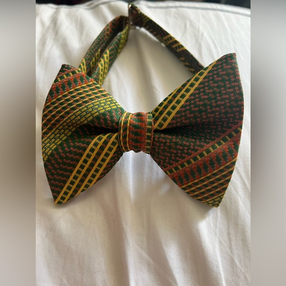Men’s yellow/green/red pattern adjustable bow tie - Picture 1 of 2
